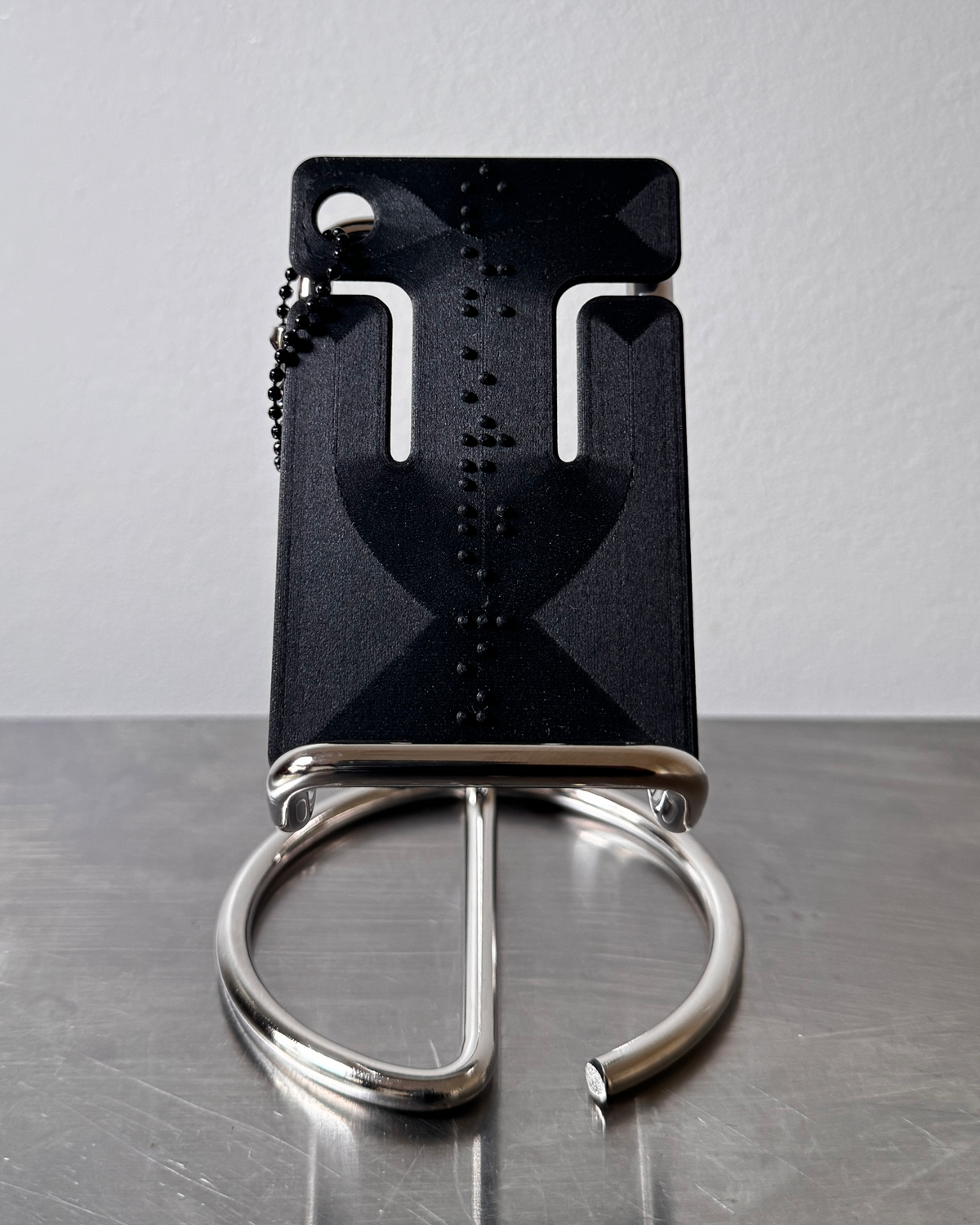 cable frame charcoal standing on a steel surface