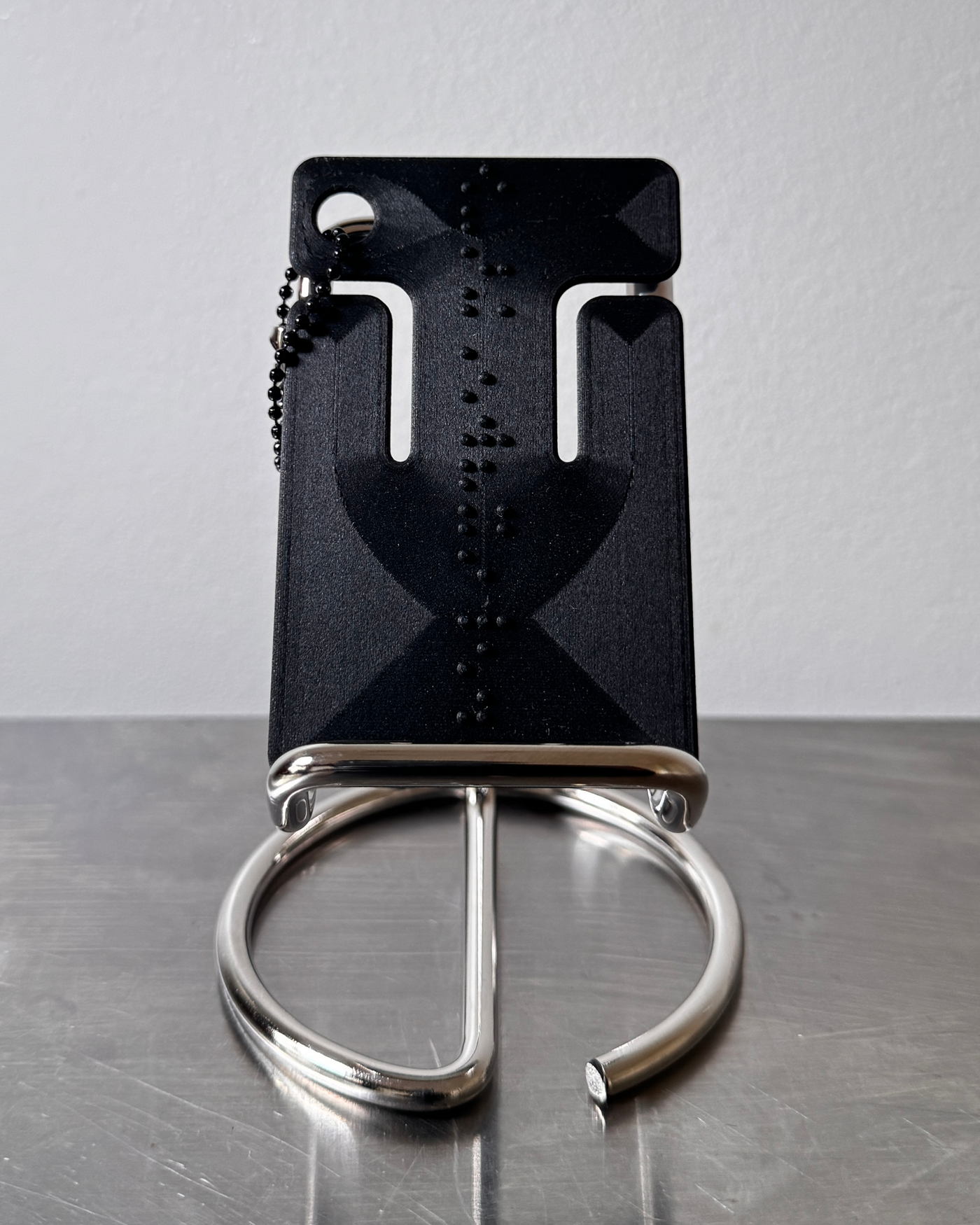 cable frame charcoal standing on a steel surface